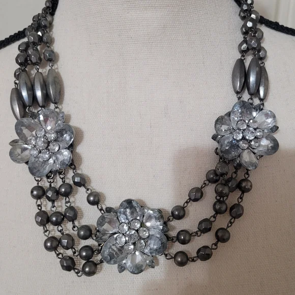 Lane Bryant Beautiful Flower Bling Necklace Used...Bougie !!!..strand beads miss - Picture 5 of 11